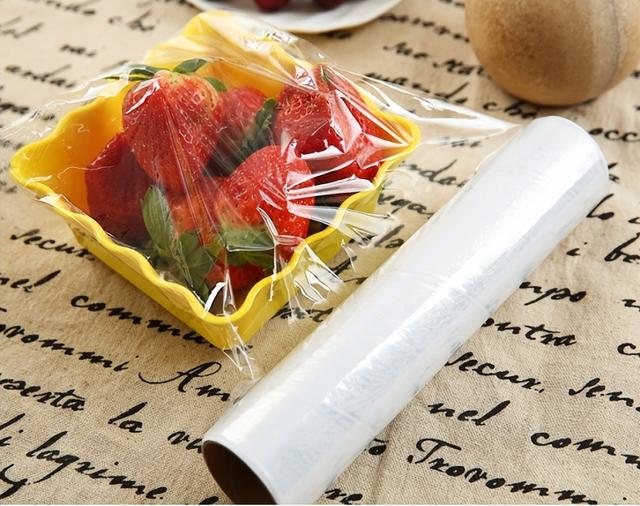 果然打开冰箱后发现原来包好的蔬菜和水果上的保鲜膜都不见了