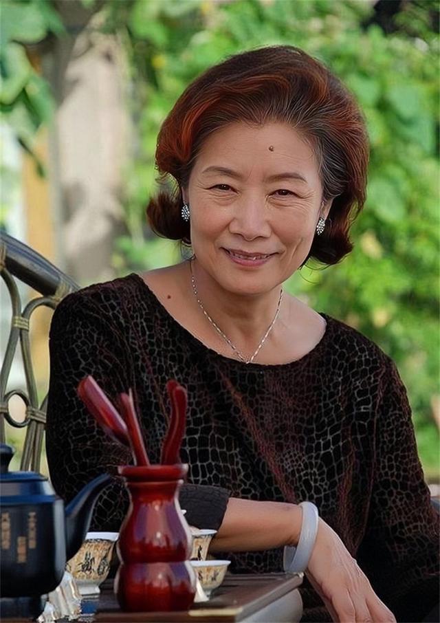 吕中个人资料简介，吕中：嫁小学同窗恩爱一生