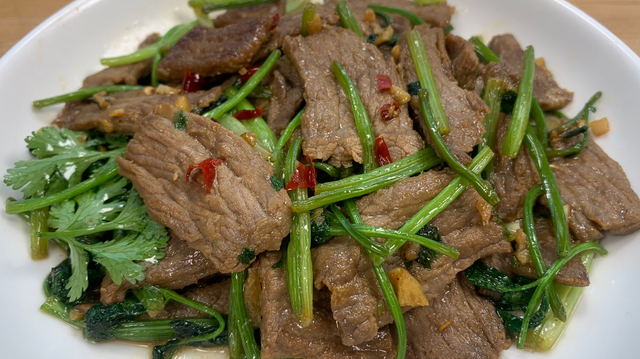 牛肉片炒什么好吃，小炒牛肉炒什么才好吃（牛肉加它一起炒）