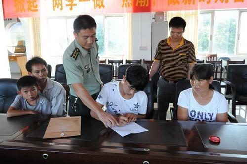 家庭主要成员包括哪些人，主要社会关系主要包括哪些人（你直系亲属的这些行为）