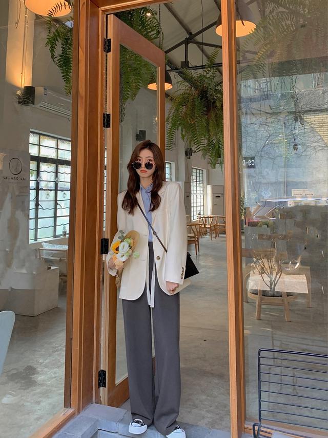 蓝色西装配什么颜色的衬衫，蓝色西装配什么颜色的衬衫男（蓝色衬衫搭配西装裤、短裤）