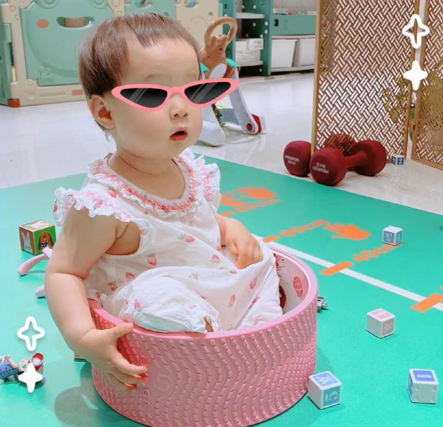 惠若琪晒与女儿合照，女排队长逃不开孩子摧残，表情略显“狰狞”