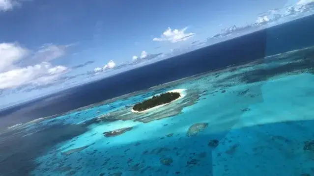 马里亚纳海沟有1万米深，那1万米深处的水还是液态的吗？温度是多少？