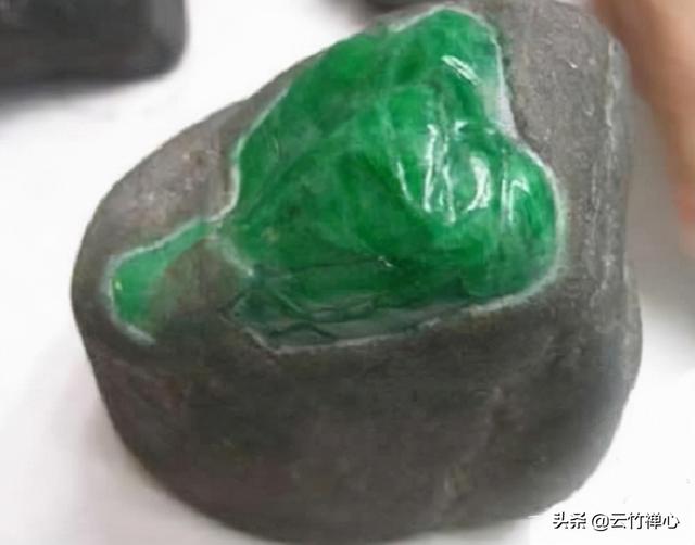 翡翠原石作假，那些“造假”很逼真的翡翠原石