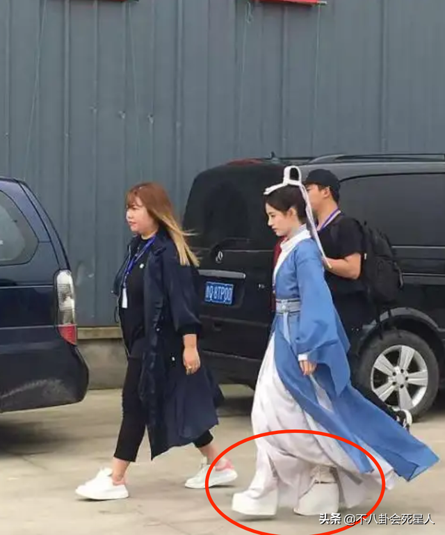 矮个女星谎报身高，穿高跷、垫木板、踩箱子，一拍戏就原形毕露