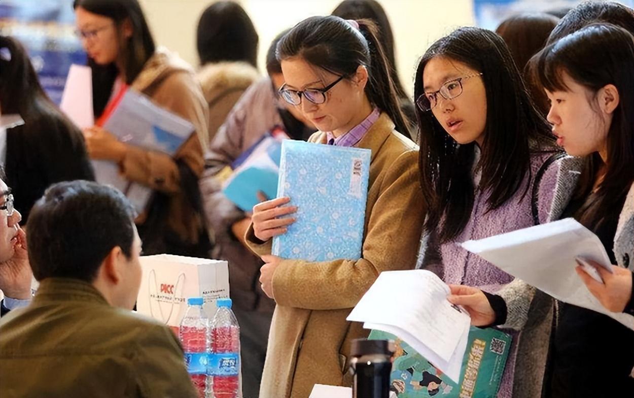 给母校的毕业赠言短句，给母校的毕业赠言有哪些（二三本学生毕业后可以选择哪些道路）