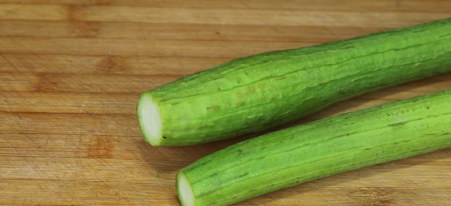 炒丝瓜怎么做，怎样做丝瓜炒蛋好吃（饭店炒丝瓜为啥翠绿好吃）