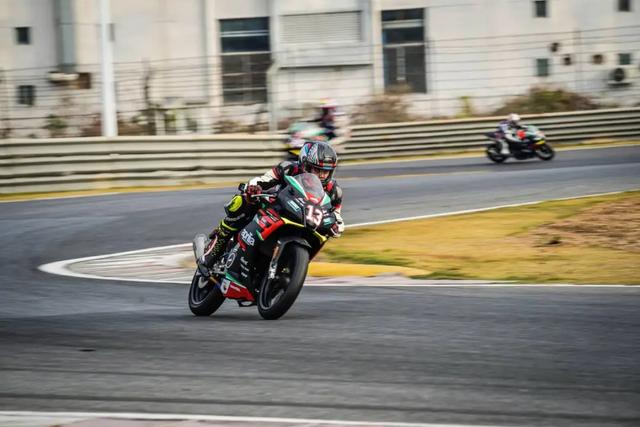 如何成为一名职业赛车手，怎么成为职业赛车手（原来普通人也可以成为专业车手）