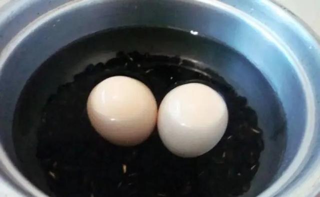 蛋酒的做法，核桃蛋酒的做法（家常美食：黑豆蛋酒汤）