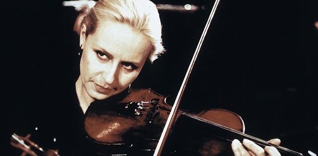 与神同在，与神同在歌曲歌词播放（爱是唯一的信仰——基耶斯洛夫斯基电影《十诫》图片）