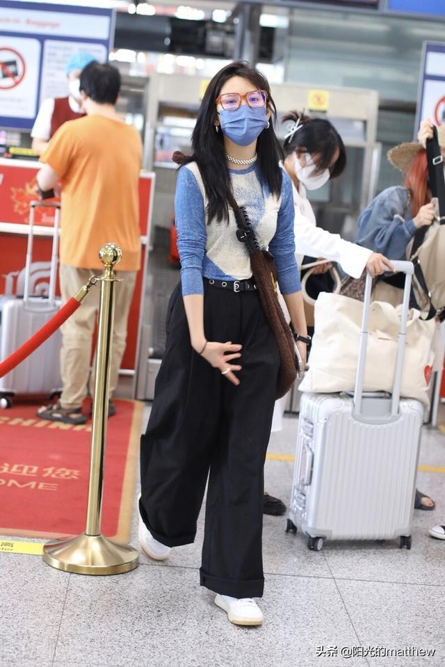 黑色运动鞋怎么搭配，黑色运动鞋怎么搭配衣服裤子女（章若楠印花上衣+黑色阔腿裤+白色运动鞋随性休闲）