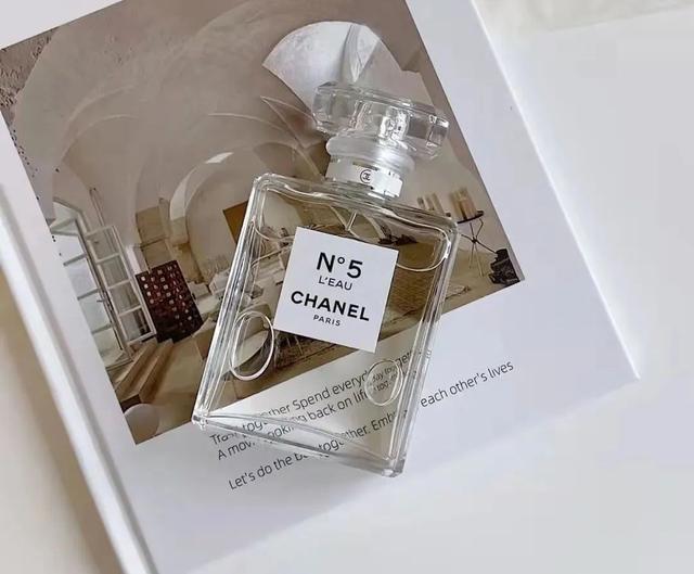 香奈儿粉色邂逅，香奈儿邂逅香水价格表（香奈儿香水的味道究竟有多好闻）