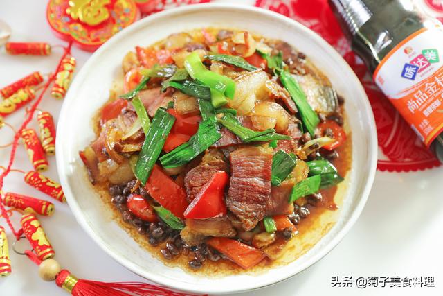 腊肉炒蒜苗做法，蒜苗炒腊肉的做法（年夜饭炒菜之蒜苗炒腊肉）