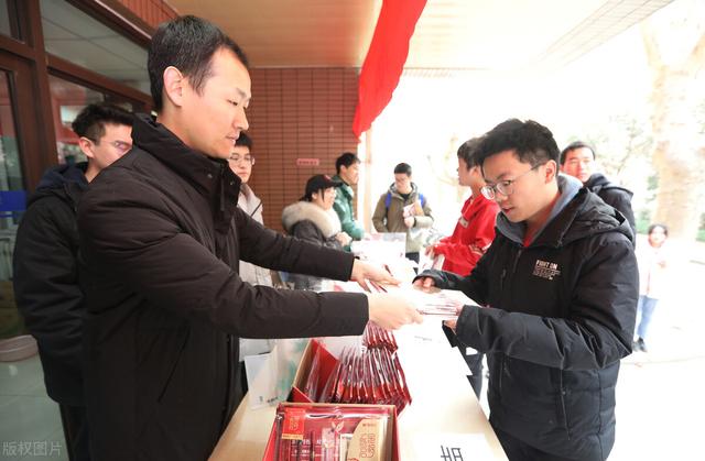 辅导员是干什么的，校外少先队辅导员是干什么的（研究生、党员优先）