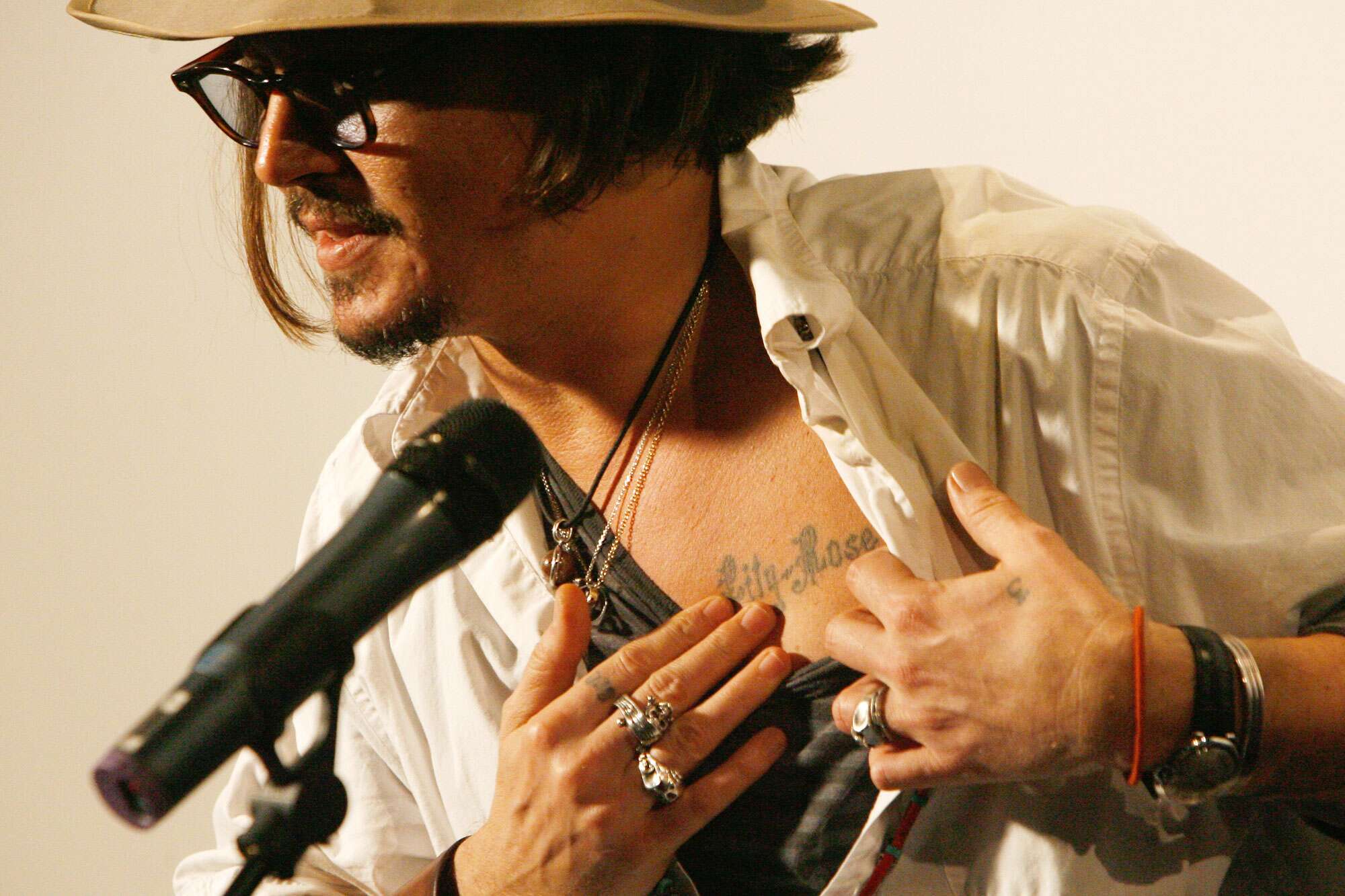 蝴蝶纹身(20位明星的纹身) - 赤虎壹号