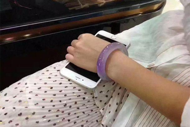 如何鉴别紫罗兰翡翠手镯，紫罗兰色翡翠手镯（美女一口价拿下的赌石）
