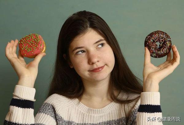 头发总是出油是怎么回事，头发总是出油是怎么回事男人（这4方面原因，都不要无视）