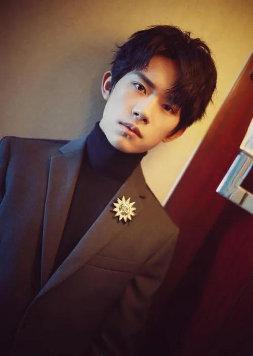 易烊千玺的真实年龄，易烊千玺14岁到17岁外貌变化（“谦逊低调”的易烊千玺）