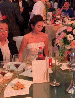 圈内聚餐太现实！李冰冰与博纳老总同席，四线小花弯腰向大佬示好