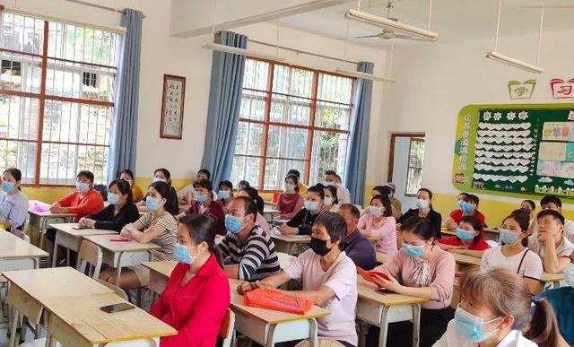 男孩子缺父爱长大有什么影响，孩子从小缺失父爱（为什么90%的爸爸都缺席家长会）