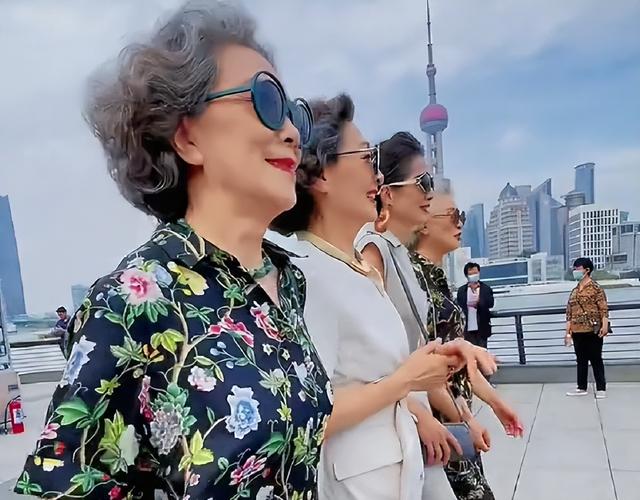 头发染白色怎么染，头发染白色怎么染好看（试试这3种颜色、5款发型更减龄）