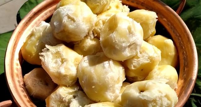 土豆皮红色的怎么回事，土豆皮有点红色（土豆发芽还能吃吗）