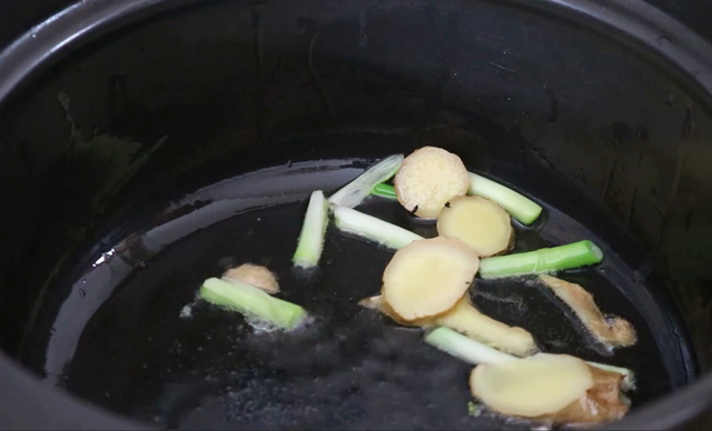 怎样速成高汤砂锅面用的汤，砂锅面的汤怎么做（熬骨头汤记住一定放这3种香料）