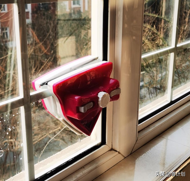 擦玻璃方法及步骤，擦玻璃的诀窍（教你几个简单方法）