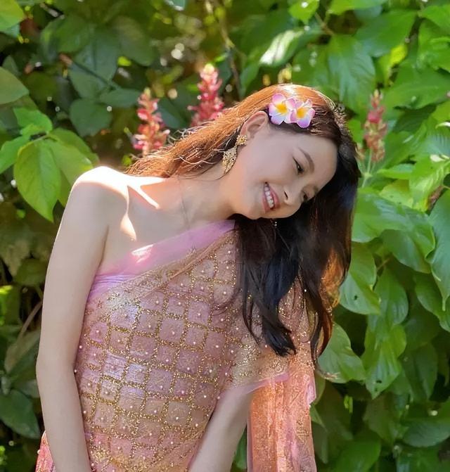 抹胸裙是怎么穿住的，抹胸裙怎么挂住的（孙怡打造“少女”穿搭）