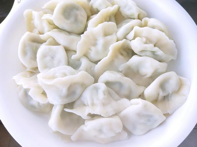 水饺是冷水下锅还是热水下锅，饺子是冷水下锅还是热水（是冷水下锅还是开水下锅）