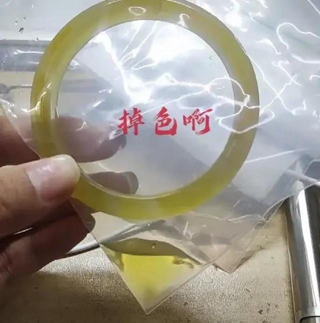 玛瑙手镯怎么鉴别真假，真假玛瑙鉴别方法（你买的是真玛瑙吗）