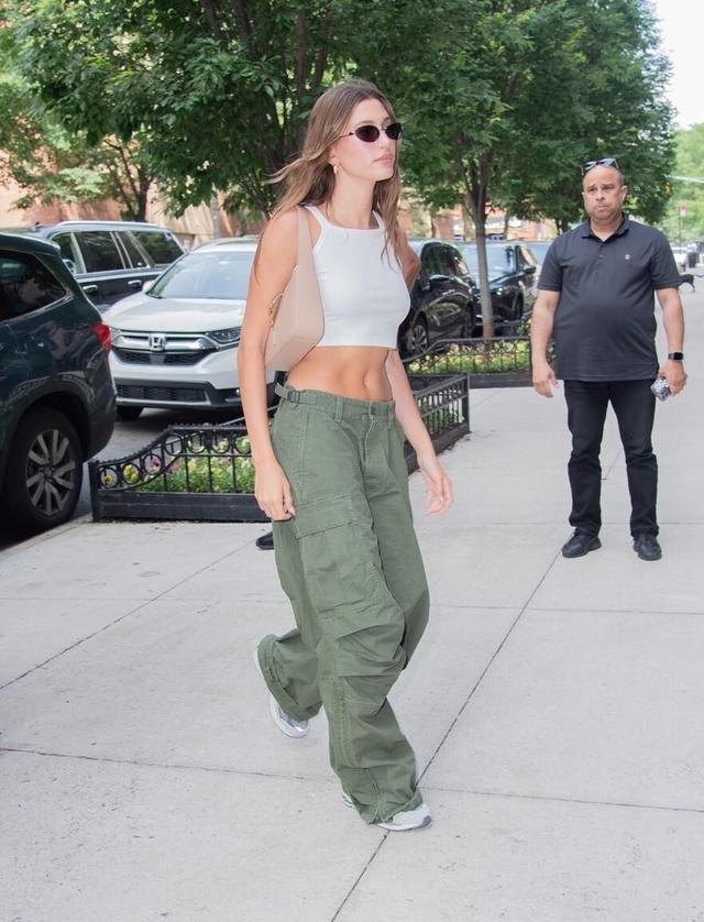 工装裤搭配禁忌，女黑工装裤搭什么上衣合适（直接一条“工装裤”就能满足）