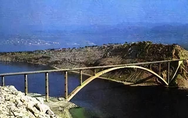 桥梁由哪些部分组成，桥梁由哪些部分组成的（拱桥的基本组成及主要特点）