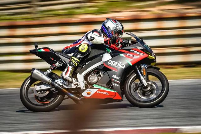 如何成为一名职业赛车手，怎么成为职业赛车手（原来普通人也可以成为专业车手）