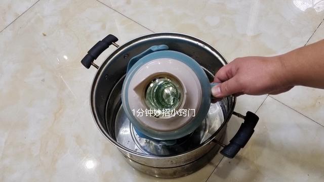 热水瓶内胆水垢怎么去除，热水瓶内胆水垢厚怎么办（只需暖瓶里倒一点）