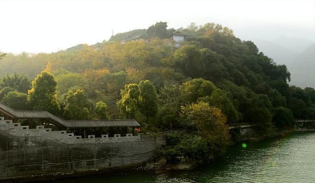 朝辞白帝彩云间的白帝城位于哪里，朝辞白帝彩云间的白帝城在哪里（是刘备托孤的白帝城吗）