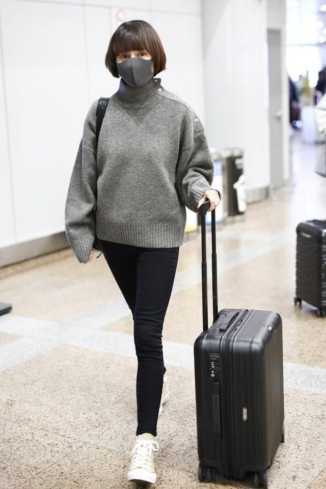 灰色卫衣怎么穿时髦，灰色卫衣穿什么外套（袁泉的穿衣技巧真值得一学）