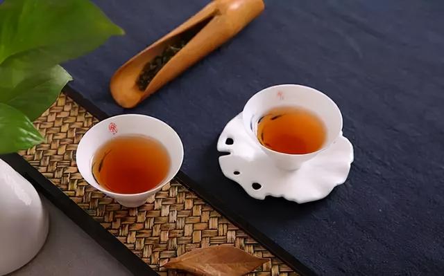 沏茶叶的最佳水温是，正确的泡茶步骤图解（喝茶的最佳温度）