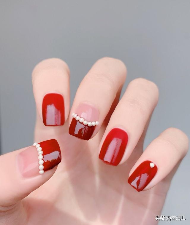 红色指甲,红色指甲款式(2022新年做个复古红美甲图片)