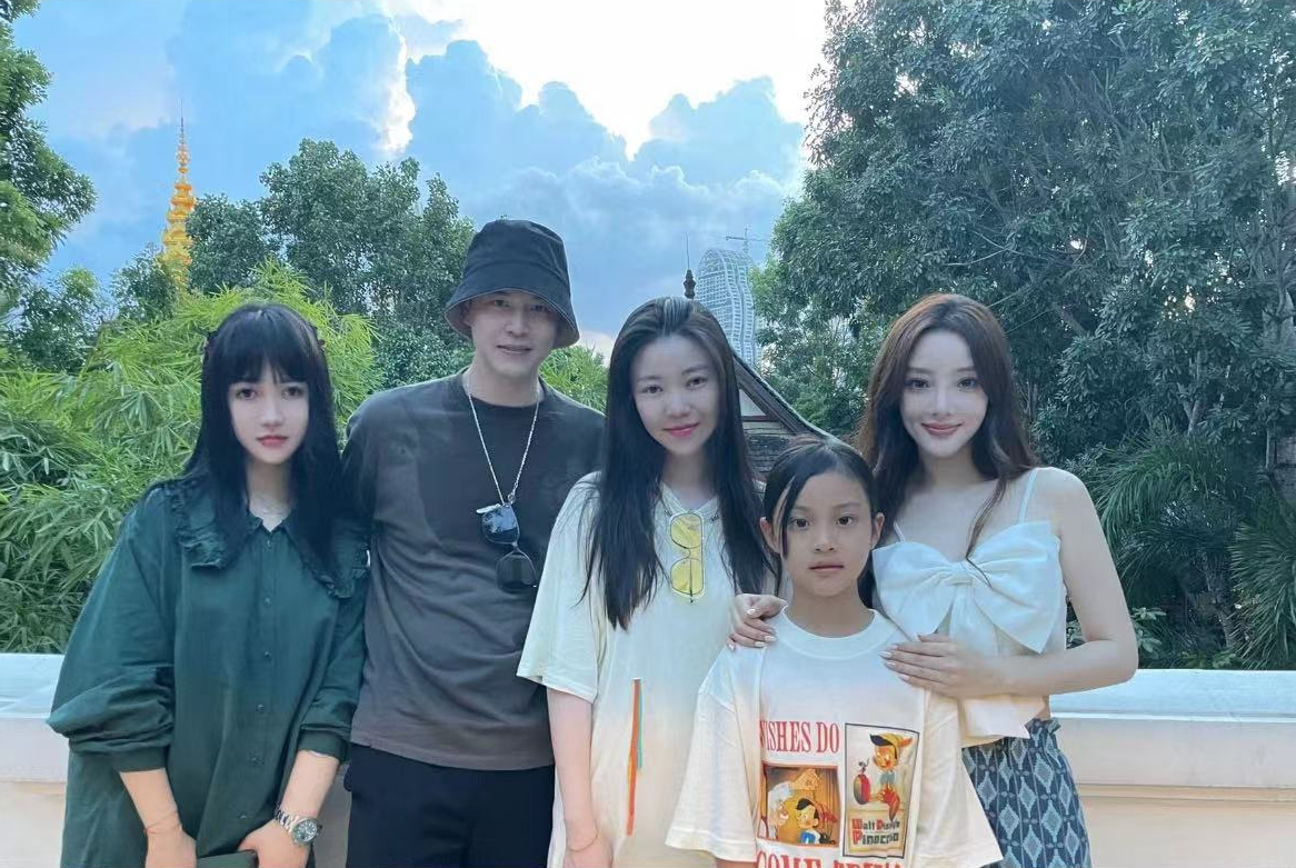 李小璐贾乃亮最新消息(李小璐甜馨云南精致游) - 龙腾网