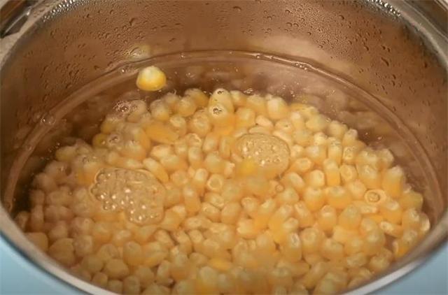 炒甜的玉米粒怎么做，怎样炒甜玉米粒好吃（玉米烙好吃有窍门）