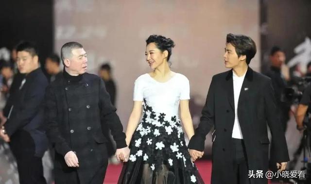 许晴最近近照曝光，穿蕾丝上衣有点撑的既视感