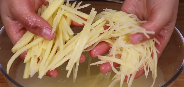 切土豆丝的技巧，怎么样炒土豆丝（马上切得细如头发丝）