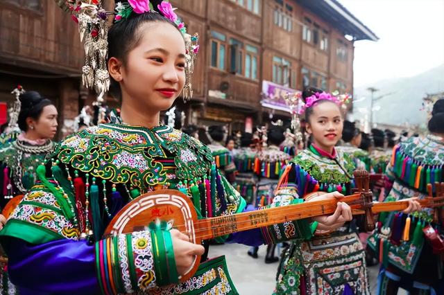 粟裕的生平简介，粟裕的生平简介视频（粟裕去世时是汉族为何死后变侗族）