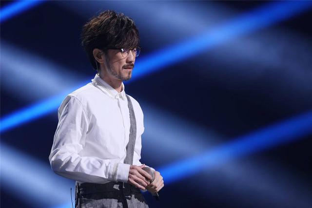 乌龙闯情关主题曲，抖音最火100首歌曲（歌红人不红的9位歌手）