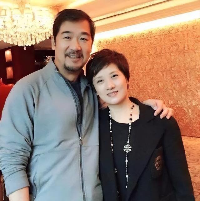 张国立的婚姻史，张国立与罗秀春离婚34年