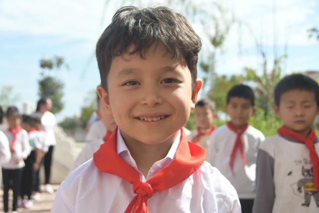 一年级少先队入队礼物，六一儿童节活动方案（石佛寺镇尚营小学举行少先队新队员入队仪式）