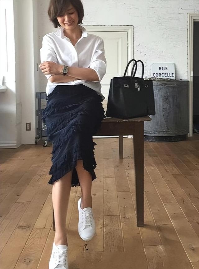 白色衬衫配什么裤子好看，白衬衫配什么裤子好看（精致女人都爱“白衬衣+半裙”）