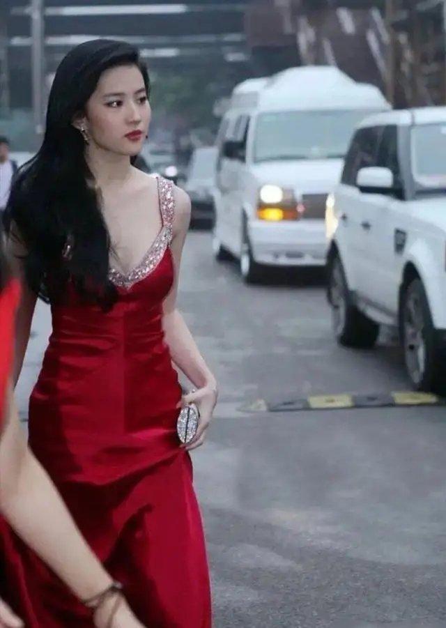 刘亦菲和谁合影都是一脸严肃，刘亦菲与黄晓明罕见合体