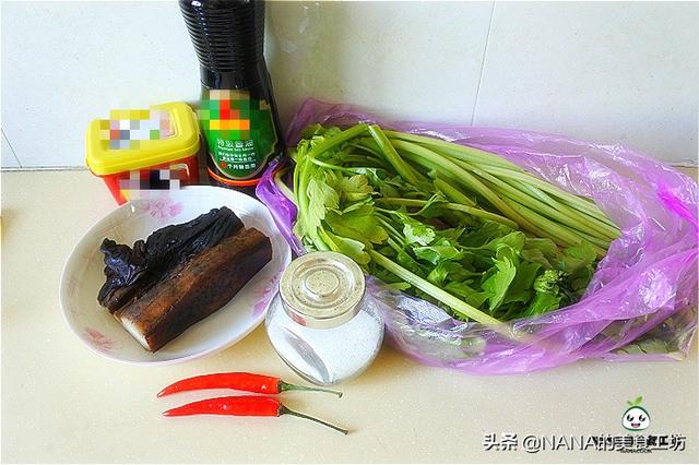 芹菜炒腊肉的做法，胡萝卜芹菜配腊肉怎样炒好吃（好吃又下饭的快手家常小炒）